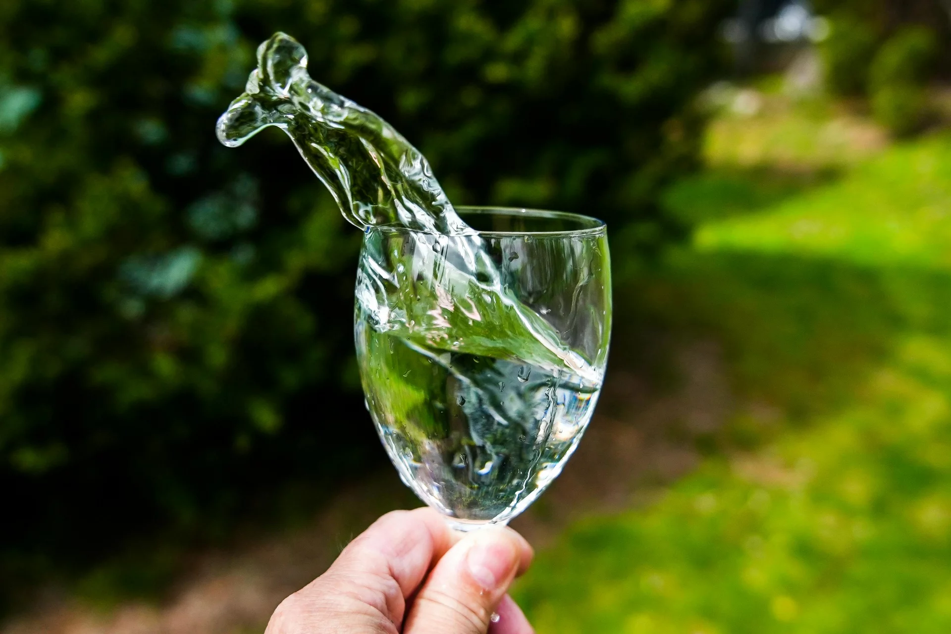 Kristallklares Wasser mit Spritzern auf hellem Hintergrund