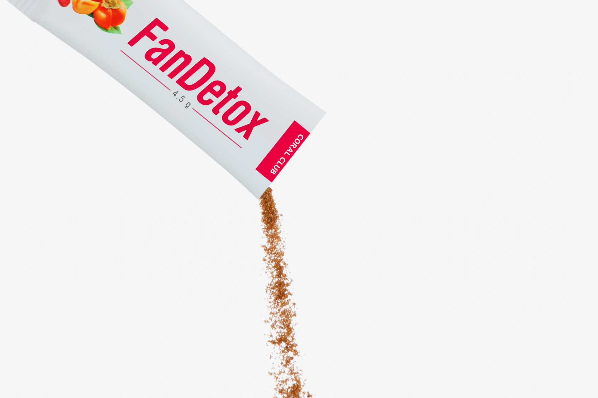 Процесс приготовления полезного напитка: кристаллы FanDetox высыпаются из удобного саше