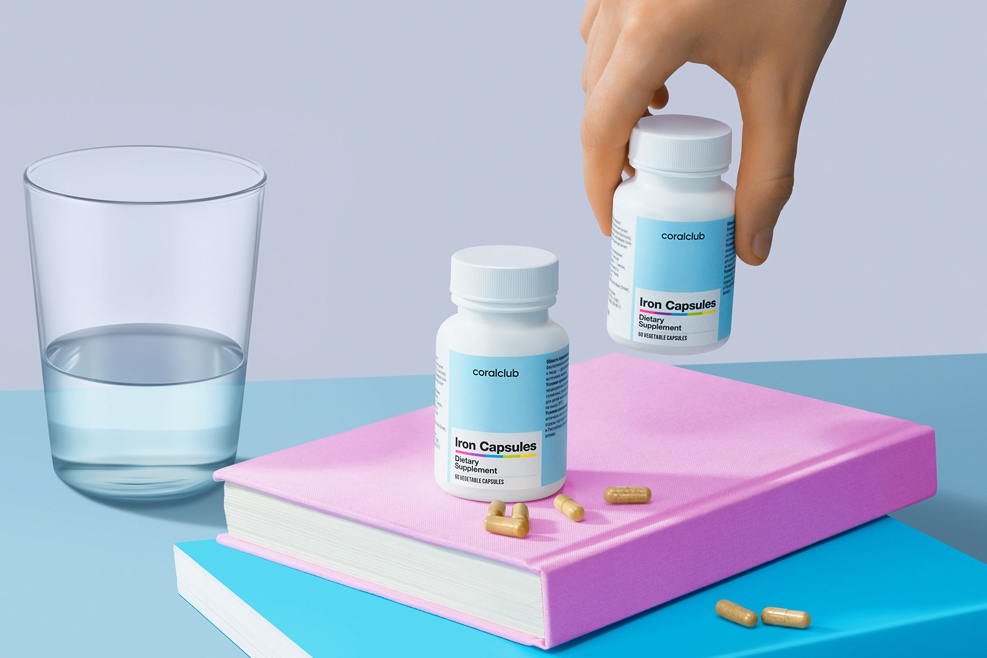 Verpackung des Produkts Iron in einer ästhetischen Lifestyle-Umgebung mit pflanzlichen Elementen