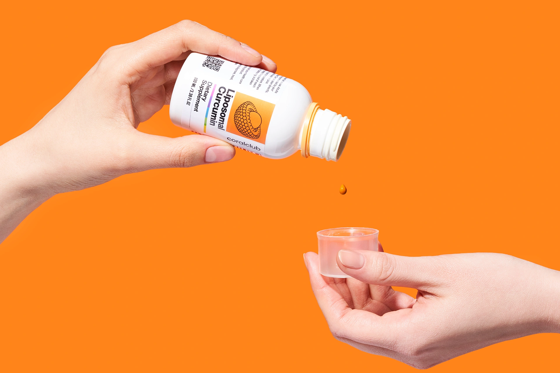 Мерный колпачок с насыщенной каплей жидкого Liposomal Curcumin