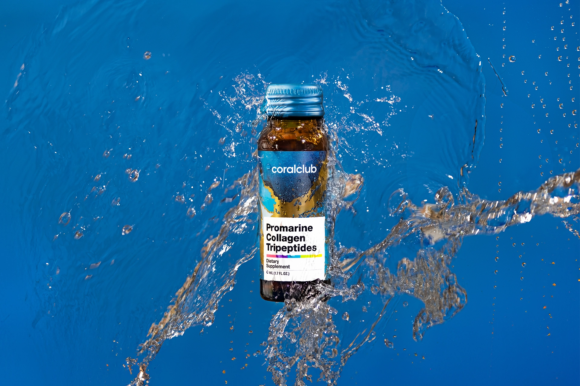 Stikla flakons ar Promarine Collagen Tripeptides kompleksu, iegremdēts tīrā ūdenī