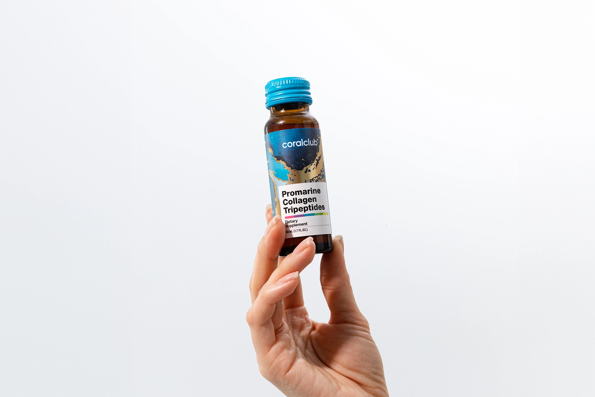 Eleganta pasniegšana: Promarine Collagen Tripeptides flakons rokā uz rīta gaismas fona